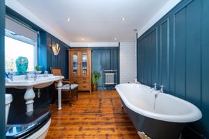 Family bathroom- click for photo gallery